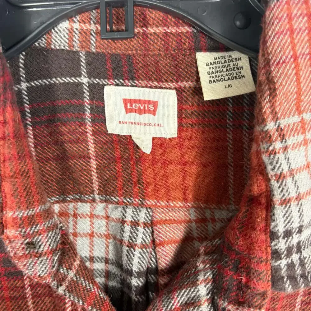 Levis grey visible red